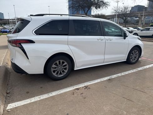 Used 2022 Toyota Sienna LE image 2