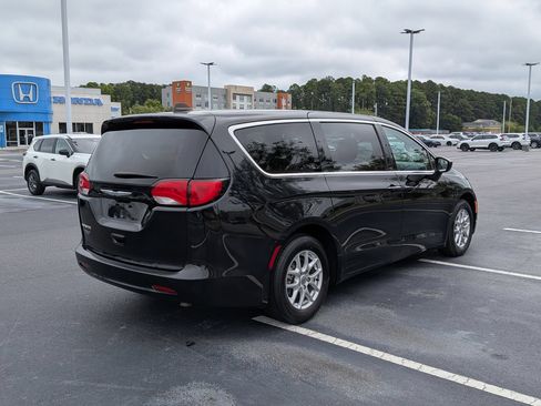 Used 2023 Chrysler Voyager LX FWD image 3