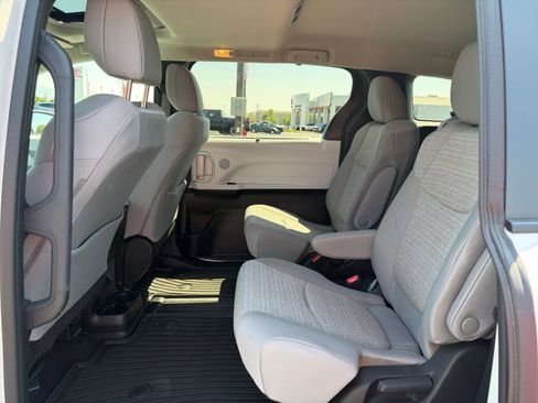 Used 2025 Toyota Sienna LE w/ LE Plus Package AWD/4WD image 16
