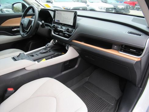 Used 2025 Toyota Grand Highlander FWD image 11
