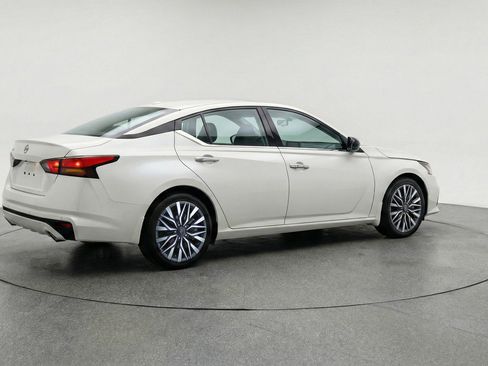 Used 2025 Nissan Altima 2.5 SV image 9