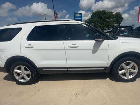 Used 2018 Ford Explorer XLT w/ Equipment Group 201A FWD image 9