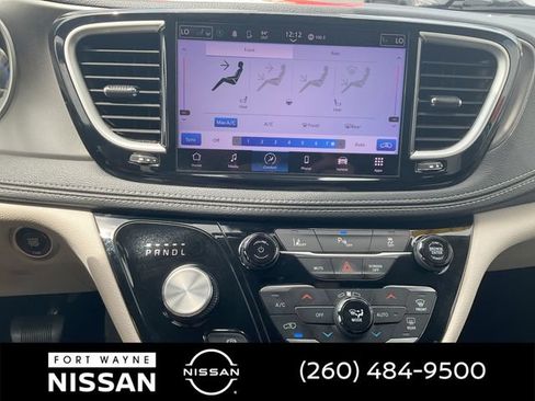 Used 2023 Chrysler Pacifica Touring-L FWD image 16