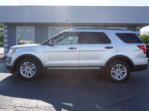 Used 2017 Ford Explorer XLT w/ Equipment Group 202A FWD image 8