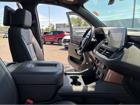 Used 2023 Chevrolet Suburban High Country w/ Advanced Technology Package AWD/4WD image 16