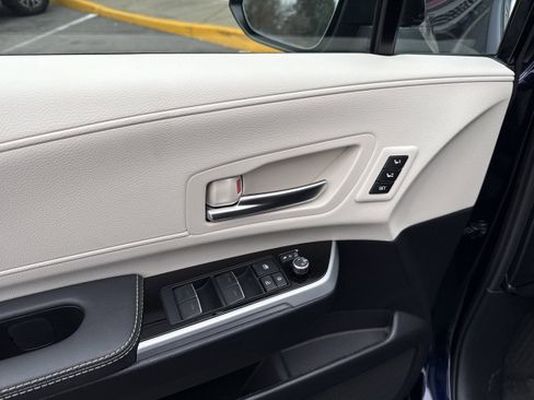 Used 2025 Toyota Sienna Platinum image 38