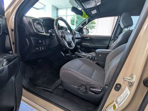 Used 2017 Toyota Tacoma TRD Sport AWD/4WD image 6