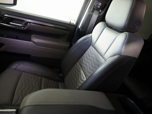 Used 2024 Chevrolet Silverado 2500 ZR2 w/ Technology Package image 40