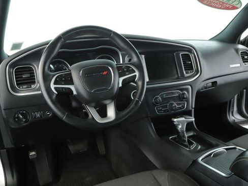 Used 2016 Dodge Charger SXT image 2