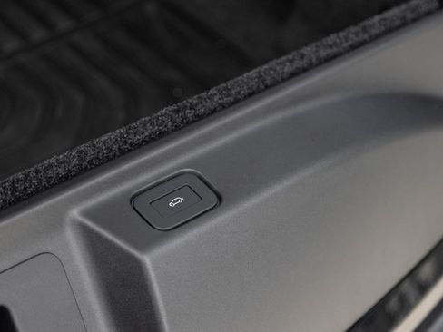 Used 2025 Land Rover Range Rover SE image 30