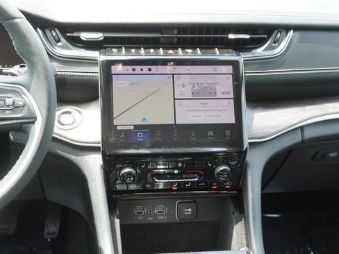 Used 2023 Jeep Grand Cherokee L Limited AWD/4WD image 16