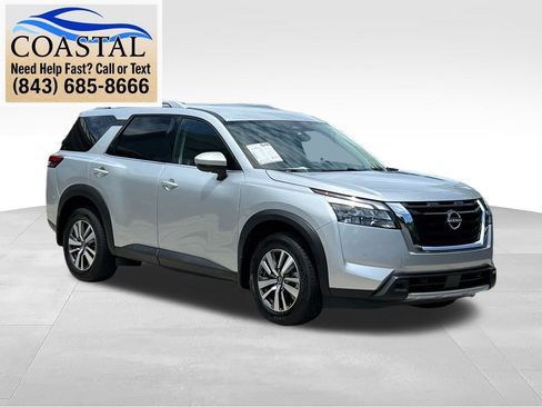 Used 2025 Nissan Pathfinder SL FWD image 3