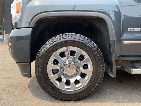 Used 2017 GMC Sierra 2500 Denali w/ Suspension Package, Off-Road AWD/4WD image 11