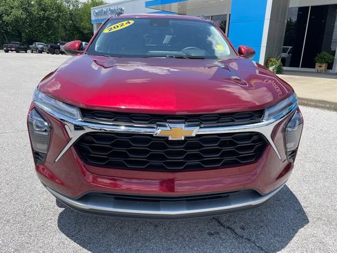 Used 2024 Chevrolet Trax LT FWD image 2