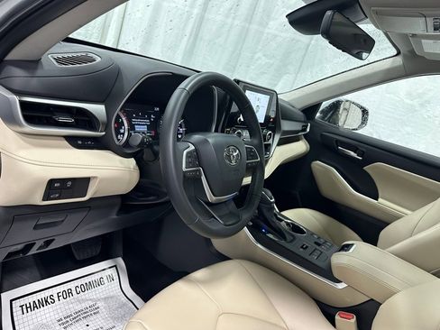 Used 2025 Toyota Highlander XLE image 16