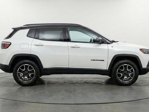 Used 2025 Jeep Compass Trailhawk image 11