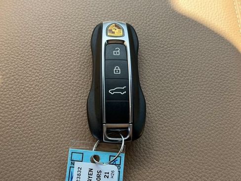 Used 2021 Porsche Cayenne AWD/4WD image 18