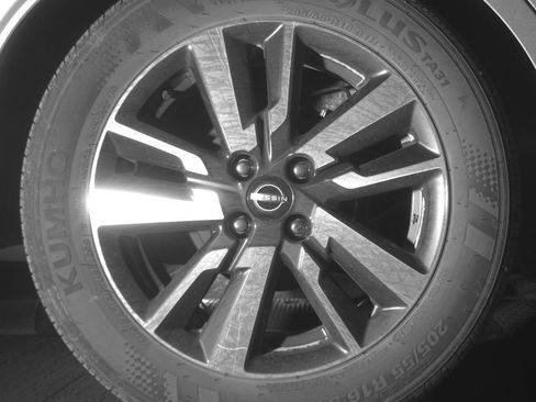 Used 2025 Nissan Versa SV image 15