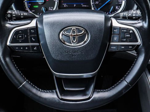 Used 2022 Toyota Highlander XLE AWD/4WD image 17