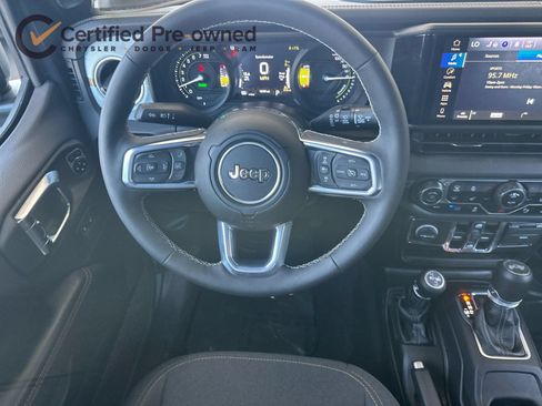 Used 2025 Jeep Wrangler Unlimited Sahara w/ Safety Group AWD/4WD image 15
