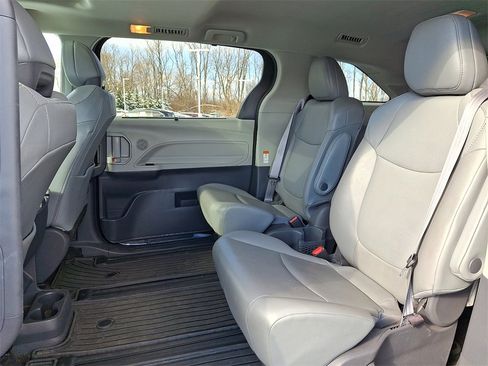 Certified 2021 Toyota Sienna XLE image 9