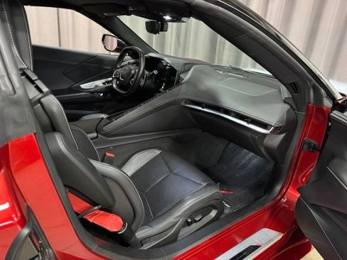 Used 2021 Chevrolet Corvette Stingray Convertible w/ Z51 Performance Package RWD image 9