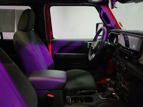 Used 2025 Jeep Wrangler Unlimited Sahara image 21