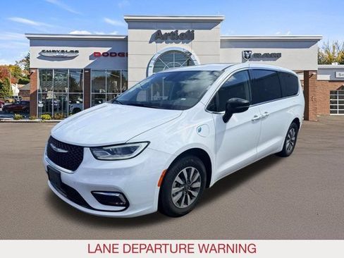 Used 2024 Chrysler Pacifica Limited FWD image 4