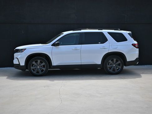 Used 2025 Honda Pilot Sport image 7