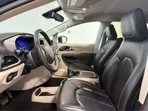 Used 2023 Chrysler Pacifica Touring-L FWD image 13