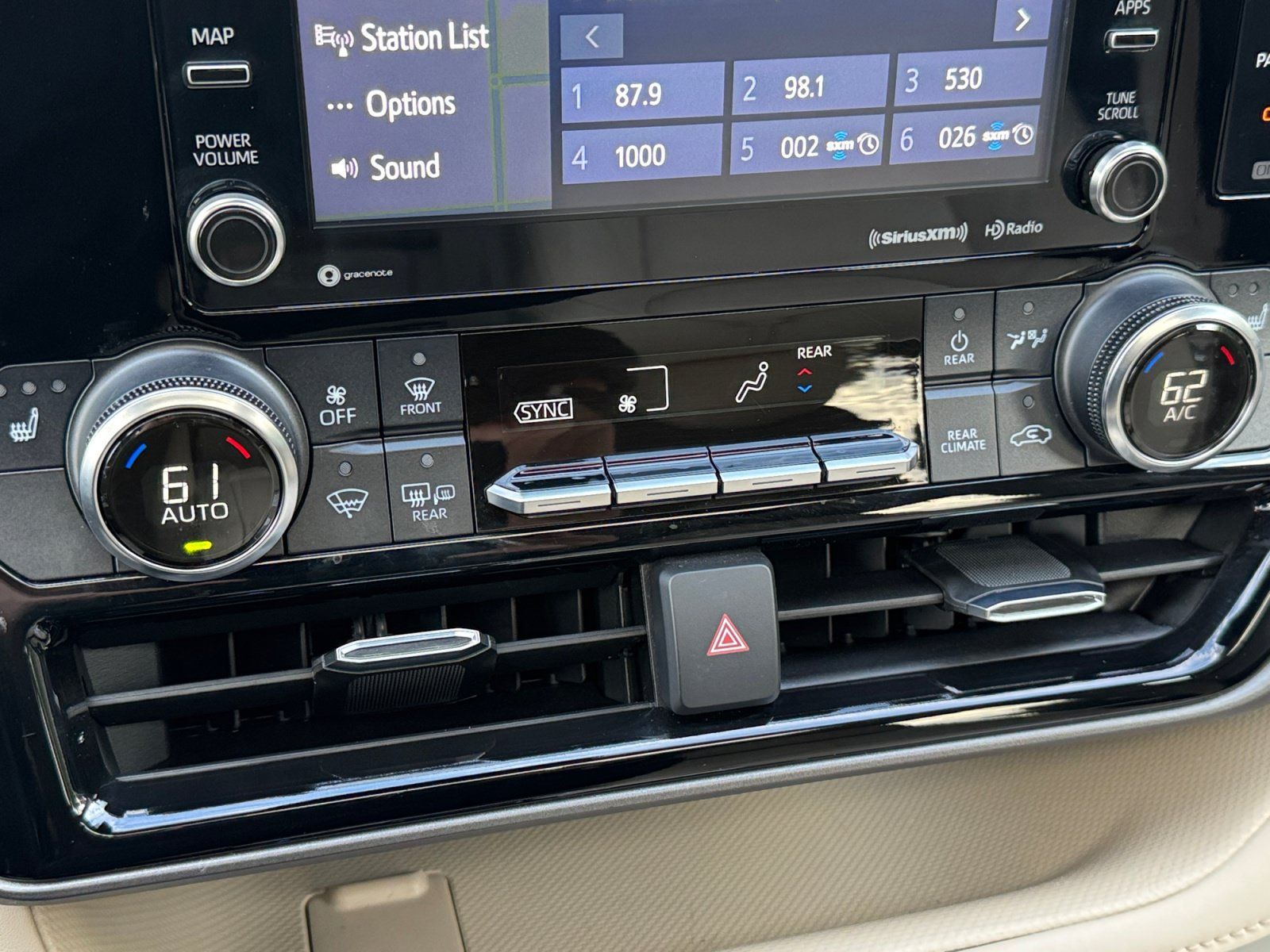 Used 2022 Toyota Highlander XLE AWD/4WD image 23
