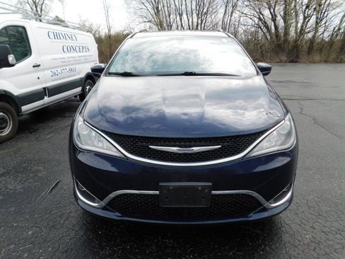 Used 2018 Chrysler Pacifica Touring-L image 2