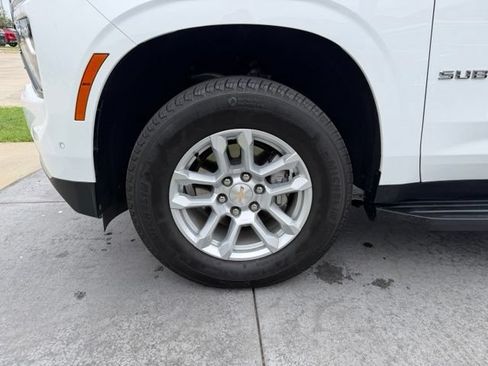 Used 2025 Chevrolet Suburban LS RWD image 4