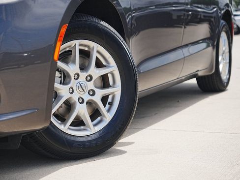 Used 2023 Chrysler Pacifica Touring-L FWD image 2