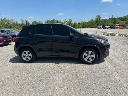 Used 2020 Chevrolet Trax LS w/ LPO, Cargo Package FWD image 2