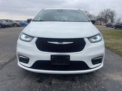 Used 2024 Chrysler Pacifica Touring-L image 6