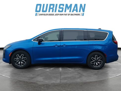 New 2027 Chrysler Pacifica Limited FWD image 3