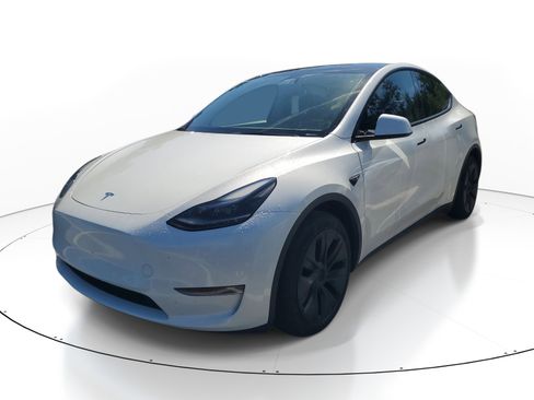 Used 2024 Tesla Model Y 2WD image 2