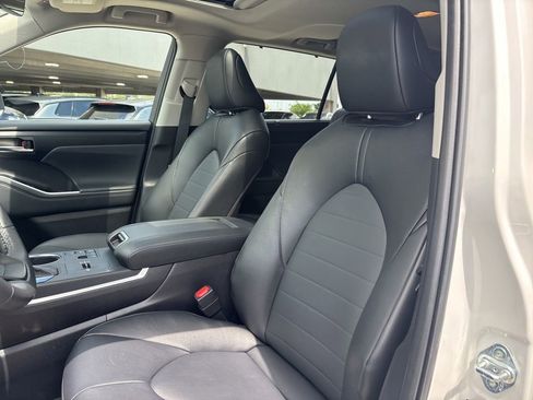 Used 2025 Toyota Highlander XLE FWD image 13