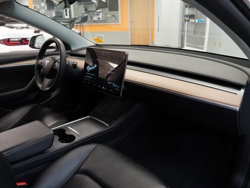 Used 2021 Tesla Model 3 Standard Range Plus image 34