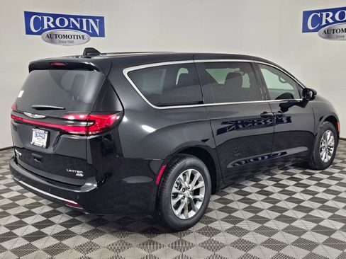 New 2026 Chrysler Pacifica Limited image 5