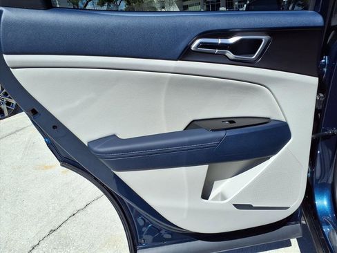 Used 2025 Kia Sportage EX image 15