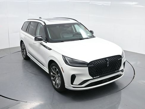 Used 2025 Lincoln Aviator 2WD w/ Jet Appearance Package image 43