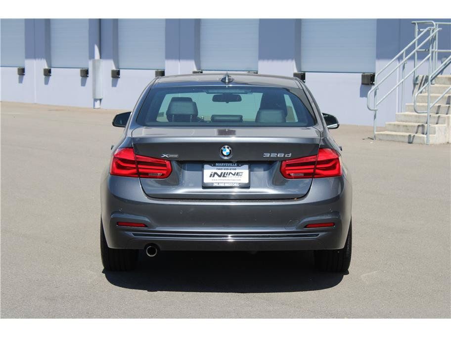 Used 2018 BMW 328d xDrive Sedan w/ Convenience Package AWD/4WD image 3