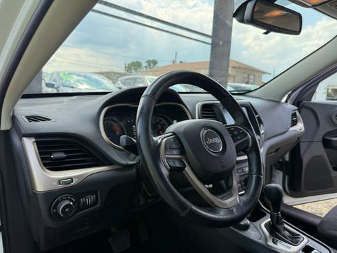 Used 2016 Jeep Cherokee Latitude w/ Cold Weather Group image 13
