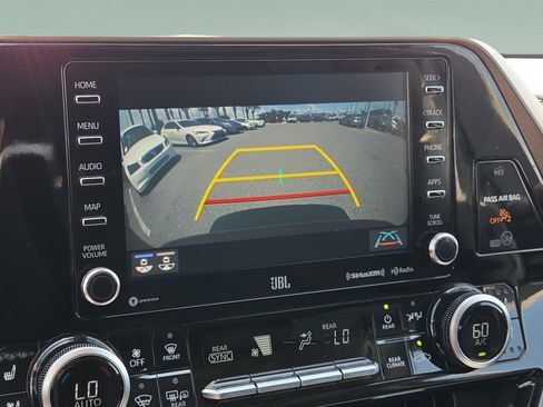 Certified 2021 Toyota Highlander Limited AWD/4WD image 22