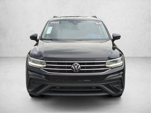 Used 2024 Volkswagen Tiguan SE FWD image 2