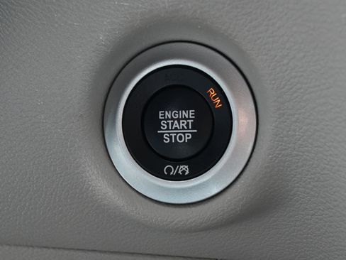 Used 2024 Chrysler Pacifica Touring-L FWD image 16