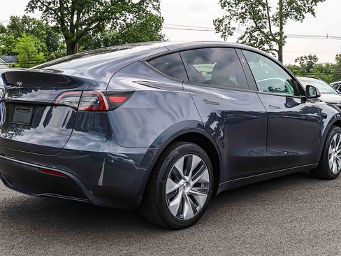 Used 2023 Tesla Model Y AWD image 6