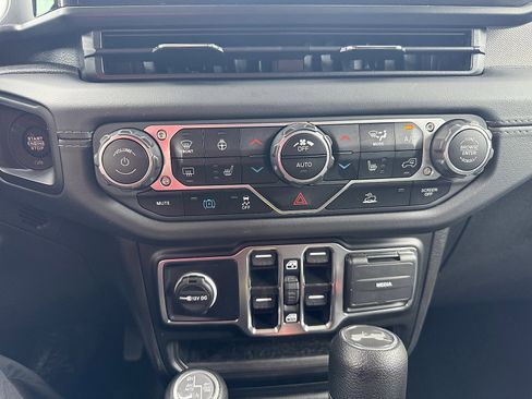 Used 2025 Jeep Wrangler Sahara AWD/4WD image 19